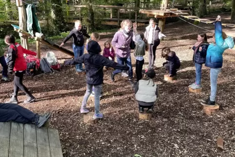 An den Stationen im Wald haben die Forstleute für Spiel, Spaß und Spannung gesorgt. 