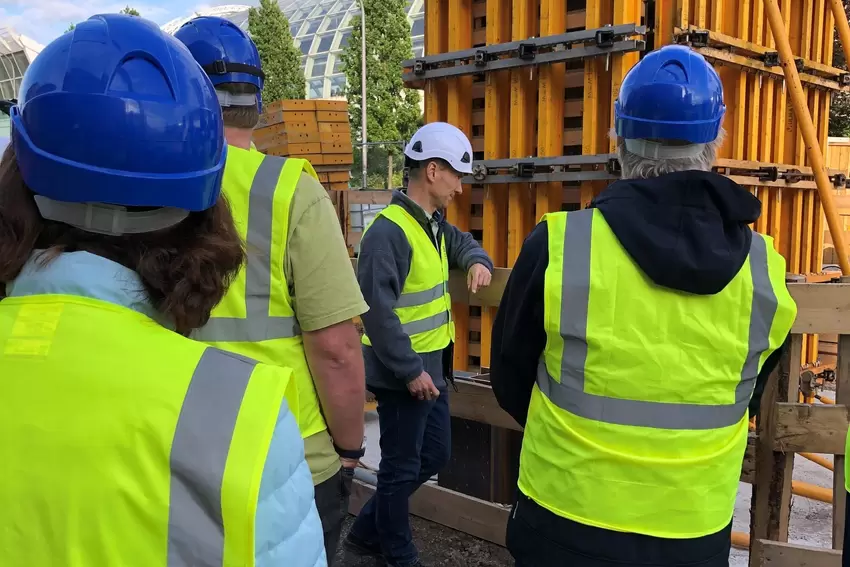 In der Verschalung muss der Beton langsam aushärten, erklärt Björn Berlenbach (Mitte).