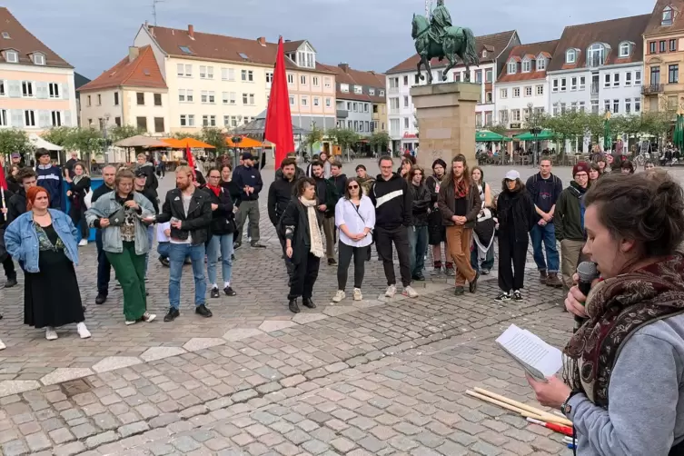 Den Tag der Befreiung vom Faschismus feierte die Initiaitve Offenes Antifaschistisches Treffen Landau, am Mikro Hannah Trippner.