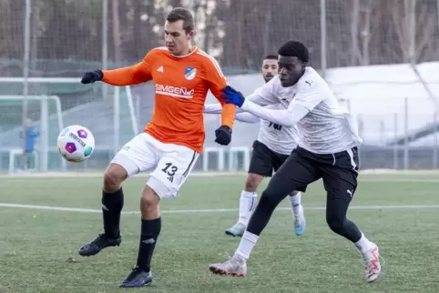  Enrico Wolf (links) traf in den letzten Spielen immer wieder für den TuS Hohenecken. Rechts Hergie Franck-Olivier Koloko Njampo