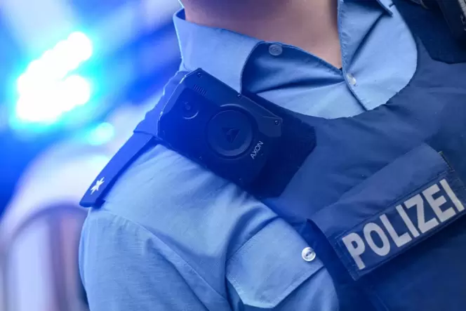 Polizisten und Polizistinnen dürfen in Rheinland-Pfalz die Bodycams nicht überall anschalten: nur in öffentlich zugängigen Räume