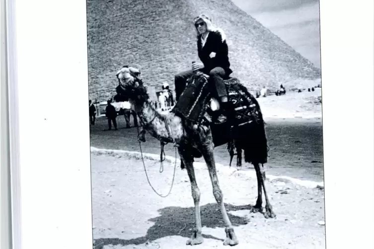 Horst Stahler auf einem Dromedar vor einer Pyramide.