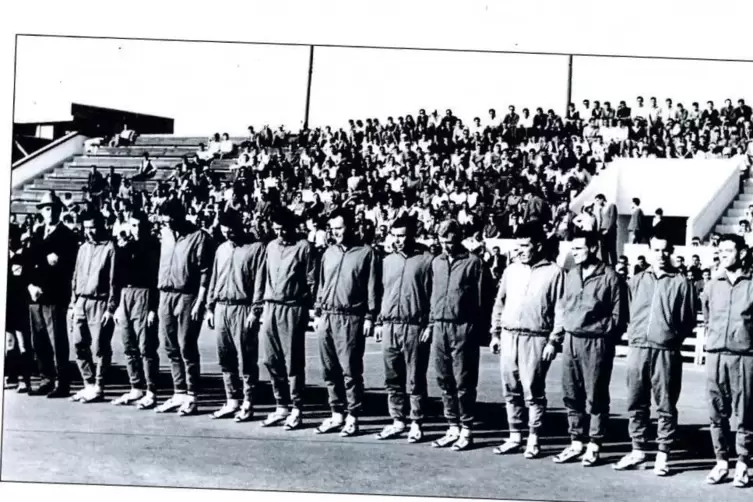 Die Ha&szlig;locher Feldhandballer 1964 in Alexandria: von links Reiseleiter Arno Scheurer, Egon Buchert. Roland Janz, Sepp Hutter, Ar