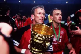 Erinnerungen an 1996: Andreas Brehme, Oliver Schäfer und der DFB-Pokal. 