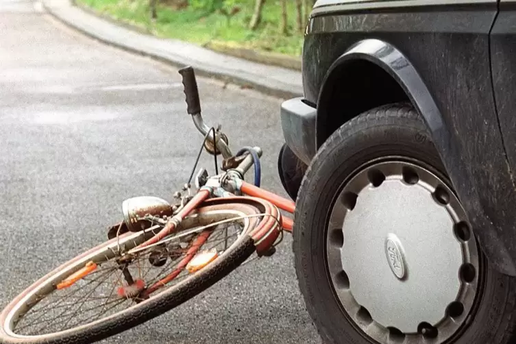 Eine Autofahrerin hat die Fahrradfahrerin übersehen. Das Foto zeigt einen anderen Unfall.