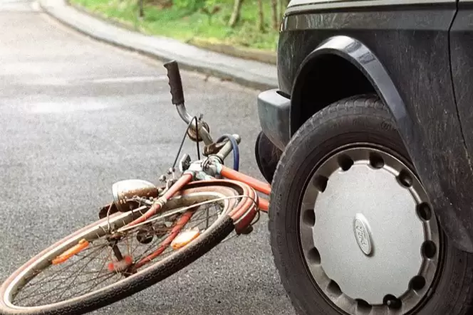 Eine Autofahrerin hat die Fahrradfahrerin übersehen. Das Foto zeigt einen anderen Unfall.