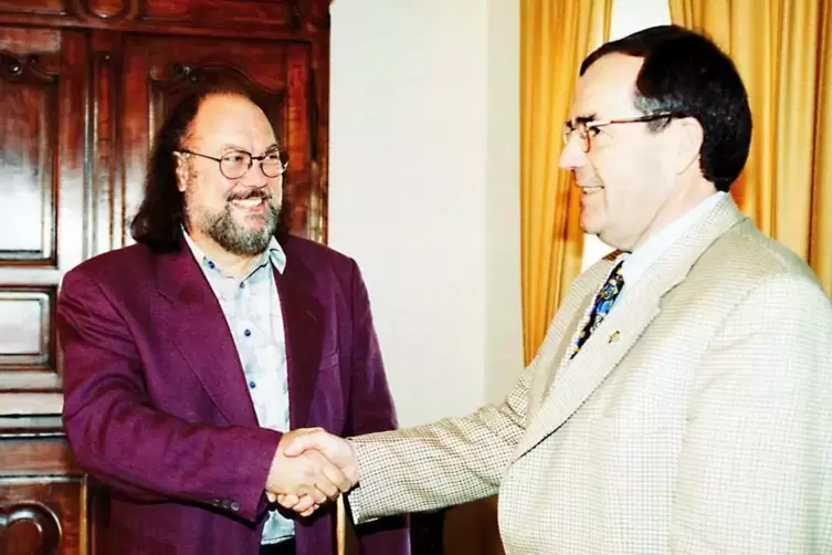  Oktober 1998: Der damalige Kuseler Landrat Winfried Hirschberger (rechts) überreicht den „Lichtenburg-Preis.