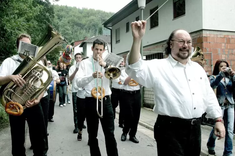 Als Dirigent des Musikvereins Hohenecken bei einem Kerweumzug im Sommer 2006. 