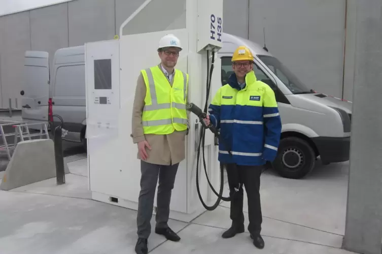 F&uuml;r Privatkunden und Gewerbe offen: H2-Mobility-Gesch&auml;ftsf&uuml;hrer Martin J&uuml;ngel (links) und Tilmann Hezel (BASF), zeigen, wie einf