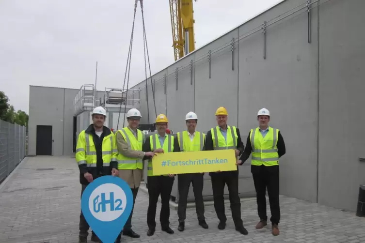 Wichtiges Infrastrukturprojekt: Vertreter von H2 Mobility, BASF, Metropolregion Rhein-Neckar und Stadt Frankenthal beim Baustell