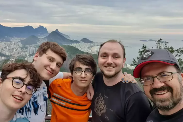 Gemeinsam am Zuckerhut:Nikolaj Helfenfinger, Tibor Engi, David Ansel, Matthias Gorges, G&uuml;nther Sch&ouml;n (von links nach rechts).