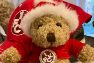 „Alles schunn gereechelt: De FCK gewinnt es Boggaalendspiel!“, sagt „de Kumbel Fred“ (nicht im Bild). 