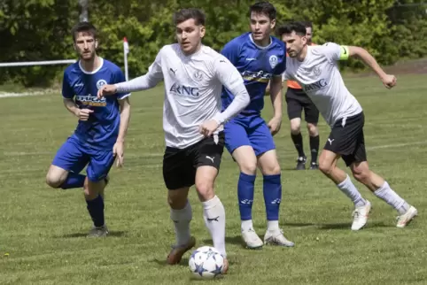 Für Marcel Bormeth (vorne) und seine Teamkollegen vom TuS Rüssingen steht mit dem Spiel beim SV Hermersberg die nächste wichtige
