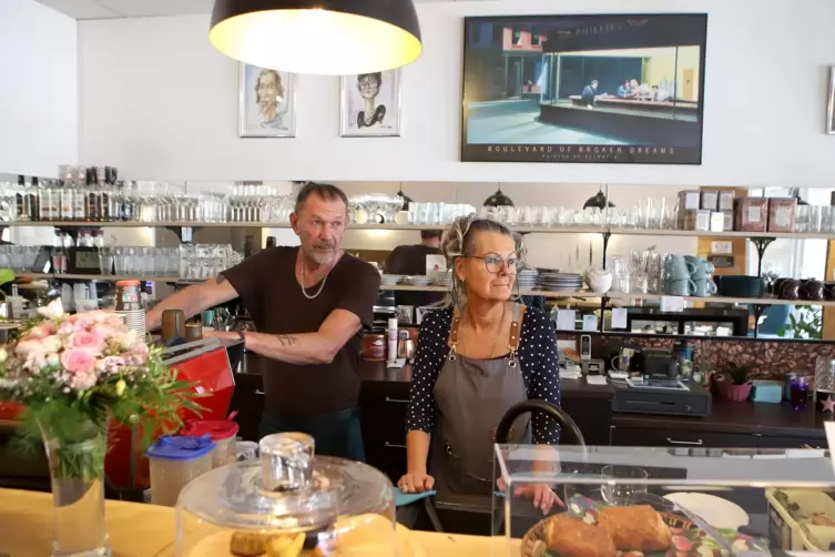 Sabine und Bernhard Schmitt haben Angst, dass ihr Café bald wieder schlimm zugerichtet wird. 