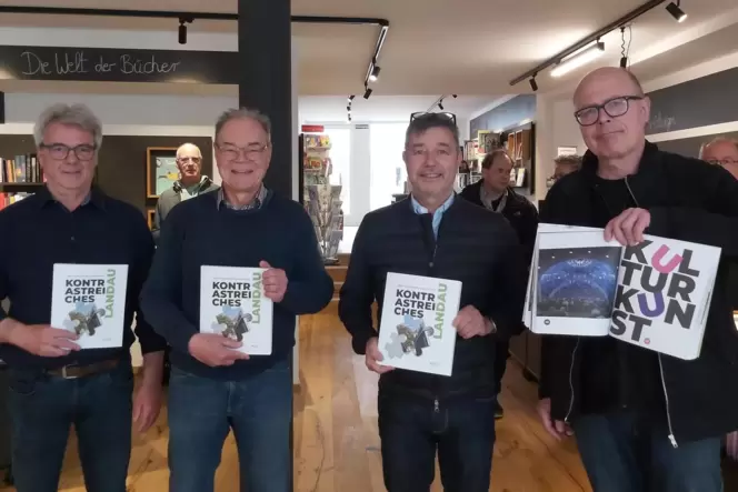 Die vier Macher des Buchs (von links): Markus Knecht, Fotografen Thomas Engelberg und Rolf Epple, Oberbürgermeister Dominik Geiß