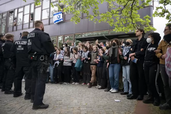 Polizei räumt Protestcamp an FU Berlin.