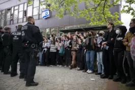 Polizei räumt Protestcamp an FU Berlin.