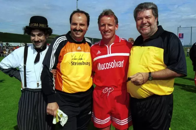 Bei Promi-Spielen stand Johann Lafer (2. von links) im Tor. Für den guten Zweck sollten auch immer FCK-Profis dabei sein, hier A Bei Promi-Spielen stand Johann Lafer (2. von links) im Tor. Für den guten Zweck sollten auch immer FCK-Profis dabei sein, hier A
