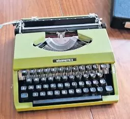 Schreibmaschine, tragbar mit Etui € 25,- €, guter Zustand, mit Farbband Henny-Stauffer@web.de