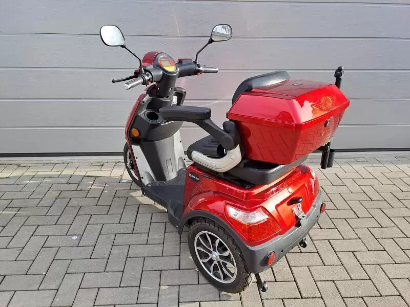 Zum Verkauf steht ein Rolektro E-Trike 25 V.3 Lithium AKKU in Rot mit nur 350 km. Der Scooter fährt 25 km/h, 3 Fahrstufen für vo