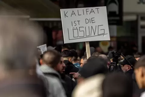 27. April in Hamburg: Teilnehmer einer Islamisten-Demo halten ein Plakat mit der Aufschrift „Kalifat ist die Lösung“ in die Höhe