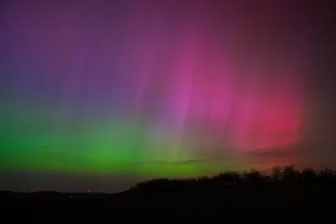 Farbenfroh: Polarlichter bei Brücken, fotografiert von Jörg Neufing.