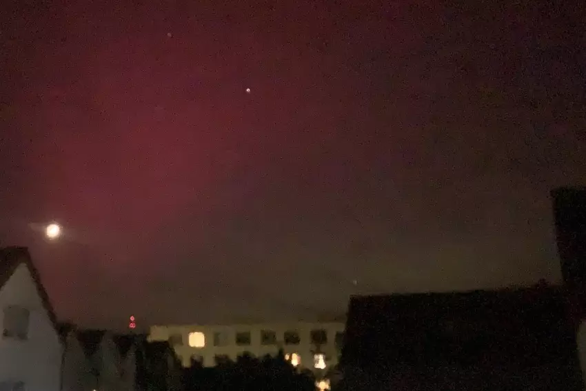 Polarlichter über dem Krankenhaus.