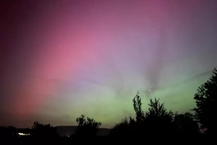 Der Himmel leuchtete in bunten Farben.