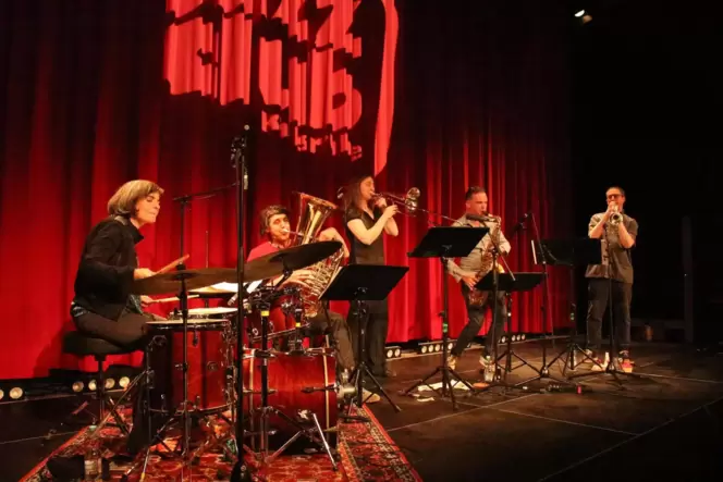 Von links nach rechts: Lucía Martínez (Schlagzeug), Gerhard Gschlößl (Tuba), Anke Lucks (Posaune), Ali Beierbach (Tenorsaxophon)