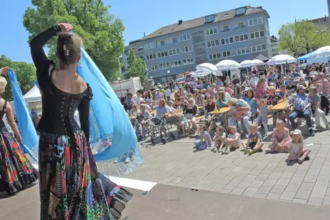 Die Tanzschule Elmiras Orient präsentierte orientalische Tänze auf dem Herzogplatz. 