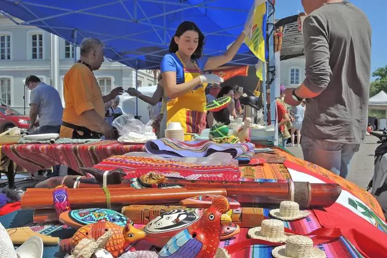 Ein s&uuml;damerikanischer Stand beim interkulturellen Begegnungsfest auf dem Herzogplatz. 