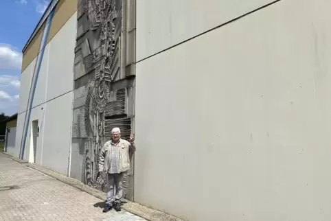 Volker Ackermann wundert sich, wieso die neue Turnhalle, die in direkter Nachbarschaft zur Queichtalhalle entstehen soll, deutli