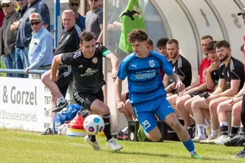  Zeiskams Torschütze Denis Perrone will den Turbo einlegen, Flavius Botiseriu will ihn bremsen. 