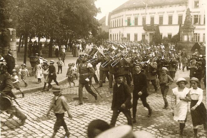 Gehörten fest ins Stadtbild: Militärmusiker im Jahr 1914.
