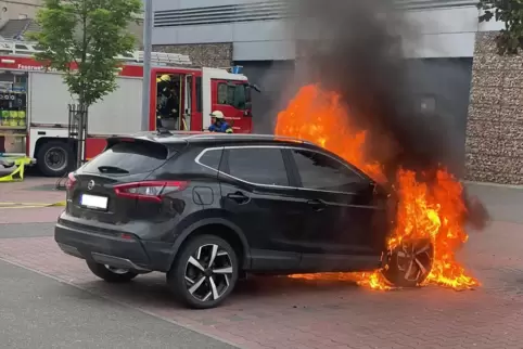 Zeugen informierten die Feuerwehr am Montag um 7 Uhr über den Brand. 