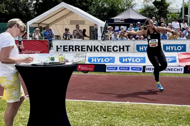 Christin Hussong bei ihrem Saisonstart: Beim 8. Hylo-Speerwurf-Meeting in Offenburg knackte sie gleich die EM-Norm. Links die fr