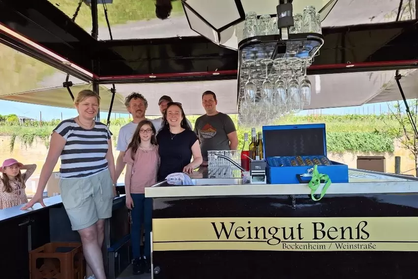 Fleißig: Helfer am Stand des Weinguts Benß aus Bockenheim.