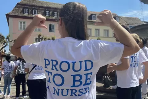 „Proud to be a nurse“ (Stolz darauf, Krankenpflegerin zu sein) steht auf den Shirts der Pflegeschüler. 