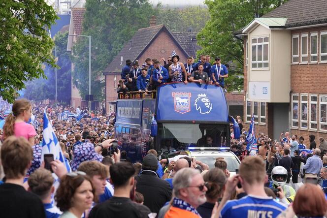 Aufstiegsfeier in Blau: Ganz Ipswich bejubelt seine Aufsteiger, hier in einer Parade mit der Mannschaft im offenen Bus.