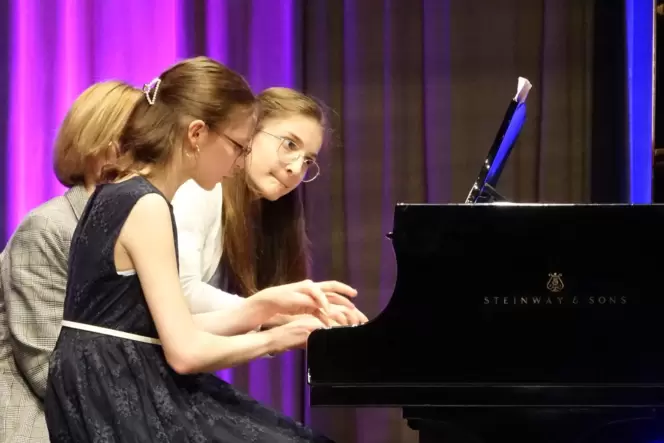Eroberte das Publikum im Sturm: das Klavierduo Teresa Kreibiehl (vorne) und Sophia Walher.