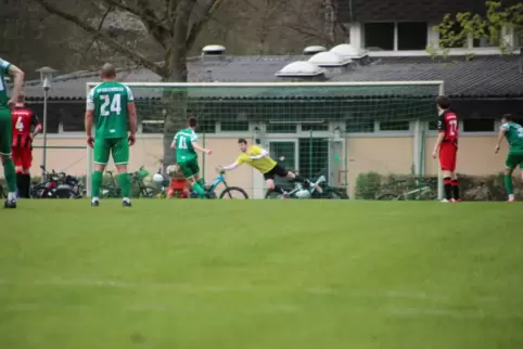 Tor in Katzweiler: Mike Schneider verwandelt einen Elfmeter. 