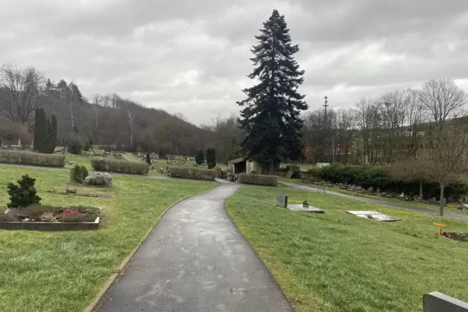 Auf den neuen Friedhofswegen können beispielsweise Rollstuhlfahrer oder Menschen mit Rollatoren leichter vorwärts kommen. Allerd