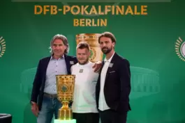 Lauterns DFB-Pokalbotschafter Gerry Ehrmann, Kapitän Jean Zimmer und Geschäftsführer Thomas Hengen (von links) am Montag bei ein