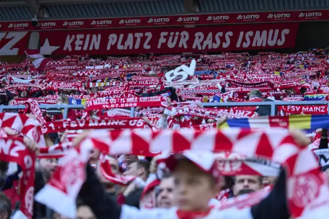 Nein zu Rassismus – nicht alle Sportfans haben daas verstanden. Nein zu Rassismus – nicht alle Sportfans haben daas verstanden.