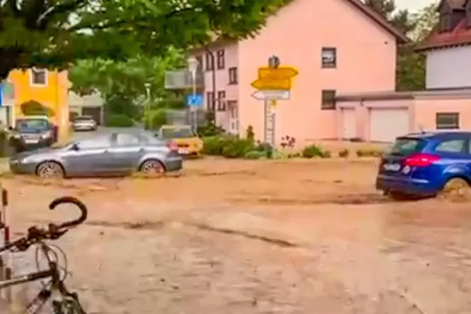 In Gemmingen bei Heilbronn sind viele Straßen überspült worden.