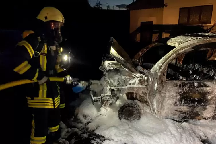 Völlig ausgebrannt: das Auto zu löschen, war kein Problem beim Einsatz bei Reckweilerhof am Montagabend. Die Feuerwehr hat aller