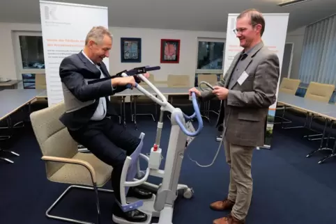Vom Förderverein finanziert: Unterstützer-Vorsitzender Klaus Wagner und Klinik-Verwaltungschef Markus Kieser mit einem Mobilität