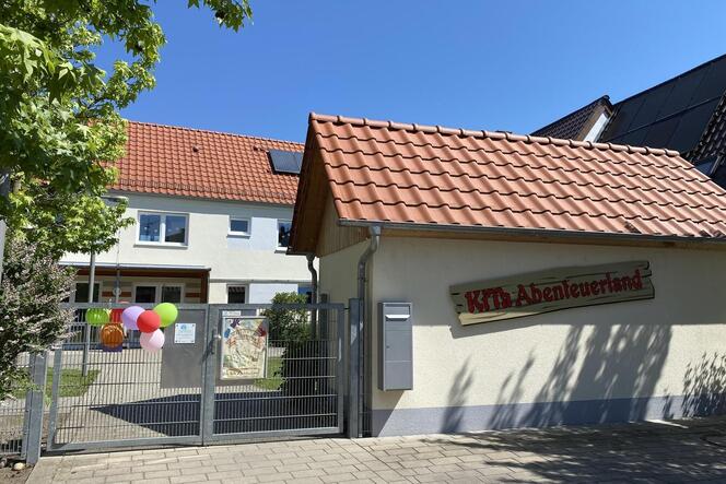 Mitten im Ort: Die Kita Abenteuerland in der Mannheimer Straße bietet einen Betreuungsplatz für 40 Kinder. Auf dem Dach soll noc