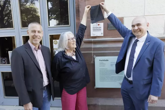 Markus Lang, Ruth Ratter und Manfred Schulz (rechts) enthüllten die Plakette, die die Fruchthalle als "Ort der Demokratiegeschi