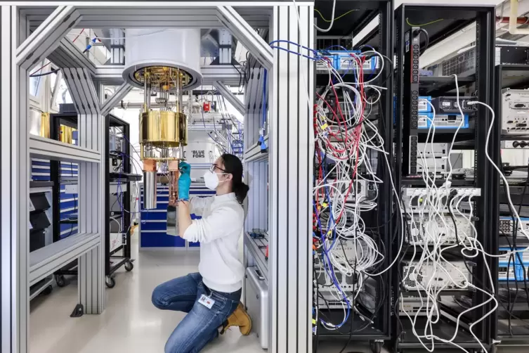  Fluch, Segen, oder vielleicht beides? Quantencomputer im im OpenSuperQ Lab am Forschungszentrum in J&uuml;lich. . 